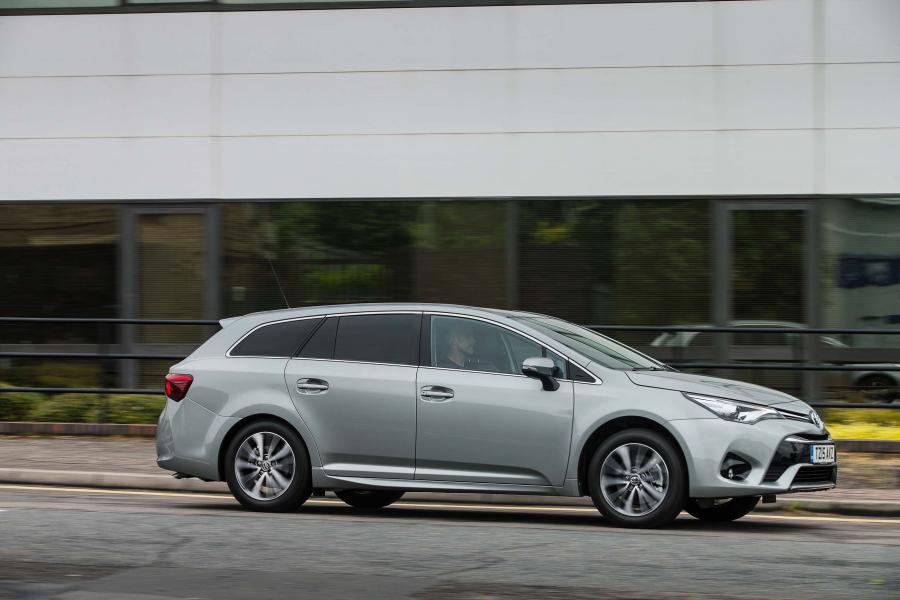  Toyota Avensis Touring Sports 2015 года  (UK) (фото 13 из 24)